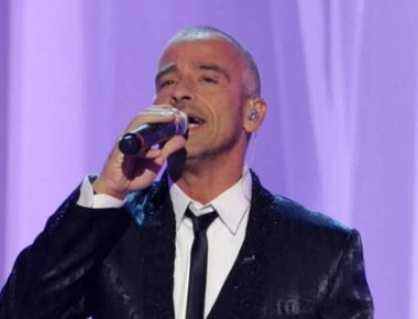 Έρος Ραμαζότι: Διακοπές στη Μύκονο (βίντεο)